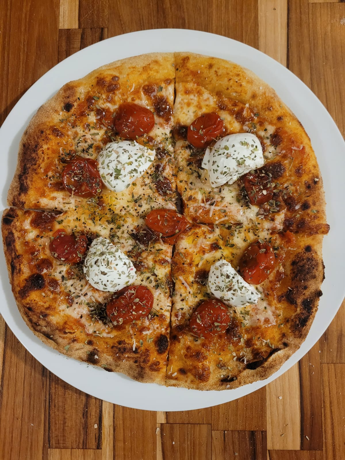 Pizza marguerita especial com mussarela de búfala e tomate confit