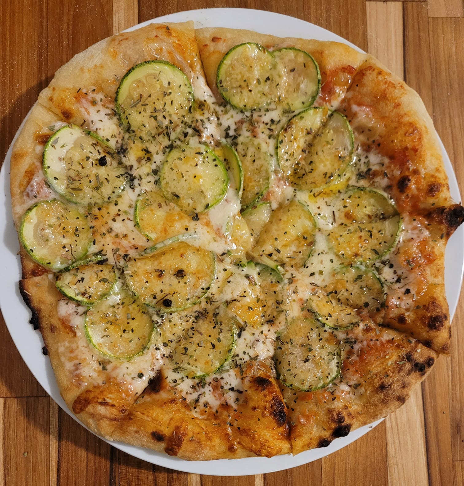 Pizza de abobrinha com alho e parmesão ralado